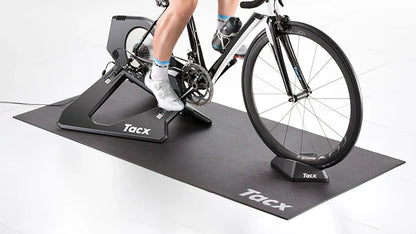 Die TACX -Matte wurde für intelligente Trainer aufgerollt